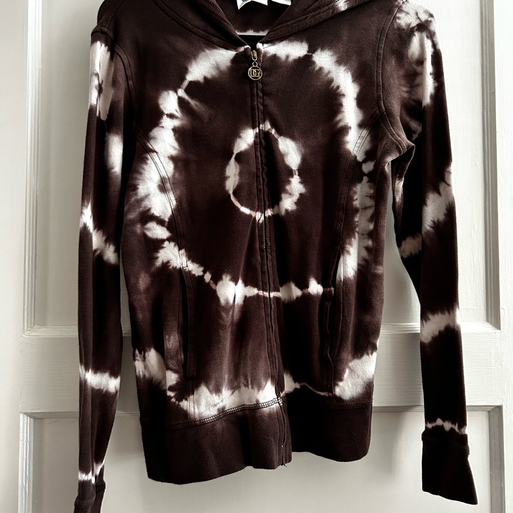 DG2 by Diane Gilman Brown and White Sweatshirt with Spiral Pattern